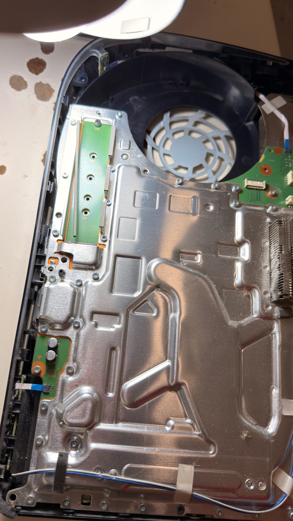 Εσωτερικός καθαρισμός PlayStation 5 μετά την αποσυναρμολόγηση